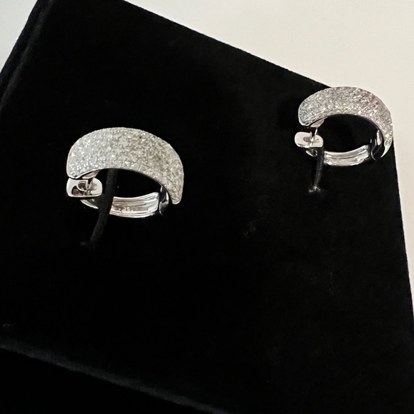 New Effy 14k White Gold .875 Carat Diamond Pave Huggies Earrings - Picture 2 of 6